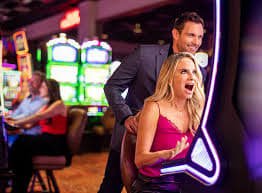 Layar Top Trend Gaming di aplikasi niu toto menampilkan kategori slot dan live dealer dengan thumbnail game